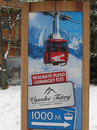 Reklam för linbanan upp till Skalnaté Pleso samt Lomnický Štít.